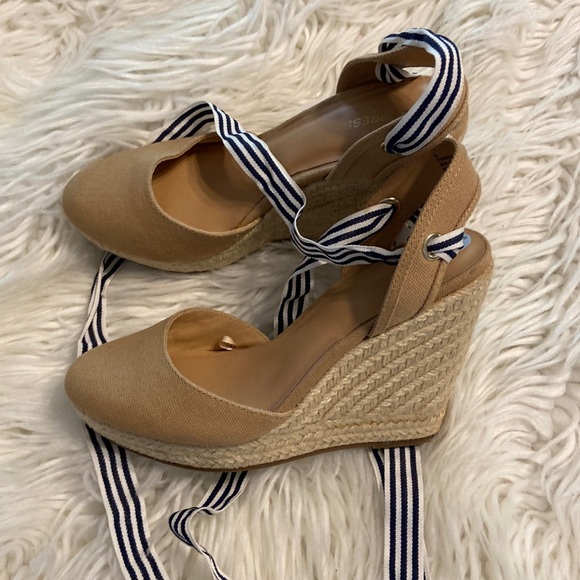 Express Shoes - EXPRESS Shoes size 6 brand new with tags color tan see all photos